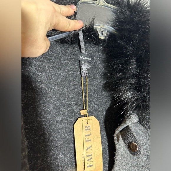 Cape - Picture 6 of 6